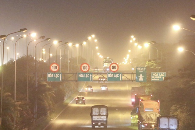 Đô thị phía Tây Hà Nội mờ ảo vì khói đốt rơm - 2
Khói bao phủ khá dày, dưới ánh đèn được nhìn thấy rõ hơn.
