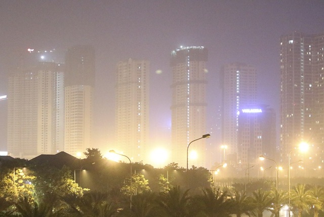 Đô thị phía Tây Hà Nội mờ ảo vì khói đốt rơm - 3
Các khu nhà cao tầng mờ ảo qua làn khói ở phía cuối đường Trần Duy Hưng.