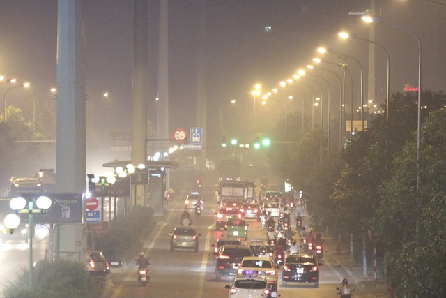 Đô thị phía Tây Hà Nội mờ ảo vì khói đốt rơm - 7 Khói được nhìn thấy khi vừa chập tối, bao trùm nhiều con đường phía Tây thành phố.