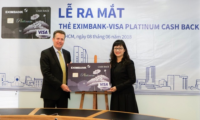“Dùng thẻ chi tiêu, nhận ngay tiền thưởng” cùng thẻ tín dụng Eximbank – Visa Platinum Cash Back - 1 “Từ trái sang: Ông Sean V. Preston – Trưởng đại diện tổ chức thẻ Visa tại Việt Nam – Lào – Campuchia và Đại diện Eximbank Bà Đinh Thị Thu Thảo”