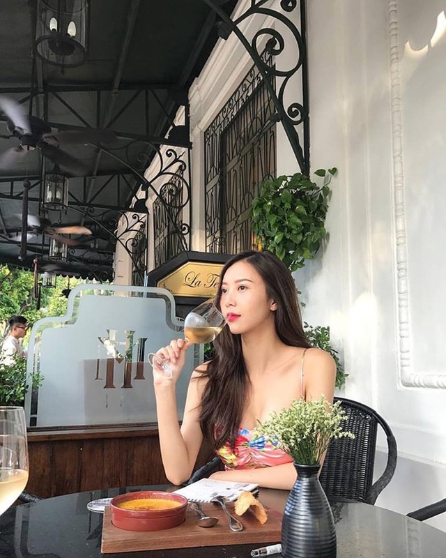 Hot girl "Nóng cùng World Cup" thay đổi ngoạn mục sau 4 năm - 12
Clip hai người đội bàn hôn nhau dưới mưa lan truyền khắp mạng xã hội.