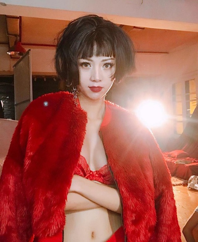 Hot girl "Nóng cùng World Cup" thay đổi ngoạn mục sau 4 năm - 18
Gu ăn mặc ngày càng gợi cảm và táo bạo.