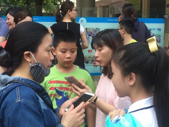 Chen chân thi vào lớp 6 Trường Nguyễn Tất Thành: 1 chọi 11 - 3 Các phụ huynh dặn dò con trước khi vào phòng thi.