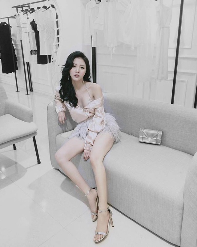Hot girl "Nóng cùng World Cup" thay đổi ngoạn mục sau 4 năm - 6
Khi thì được ca ngợi là nữ tiếp viên hàng không xinh đẹp khi làm việc cho một hãng hàng không Hàn Quốc...
