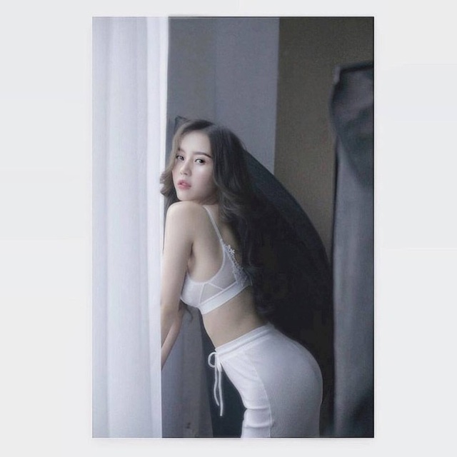 Hot girl "Nóng cùng World Cup" thay đổi ngoạn mục sau 4 năm - 7
... khi thì gây ấn tượng bởi vai nữ chính trong MV triệu view của Sơn Tùng mang tên Chắc ai đó sẽ về.