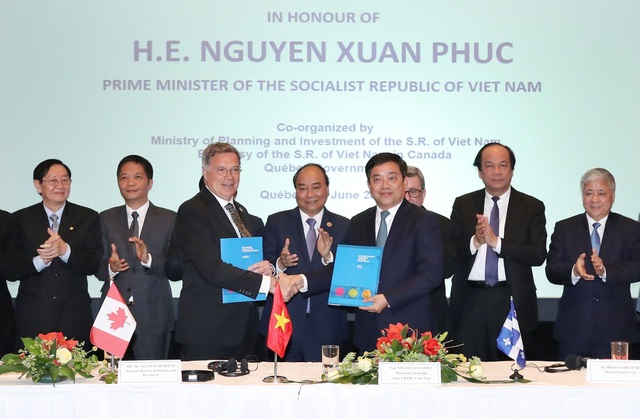 Thủ tướng đưa ra nhiều cơ hội hợp tác cho các nhà đầu tư Canada - 2
Thủ tướng Nguyễn Xuân Phúc chứng kiến kiến trao bản ghi nhớ hợp tác giữa 2 nước. Ảnh: Thống Nhất –TTXVN.