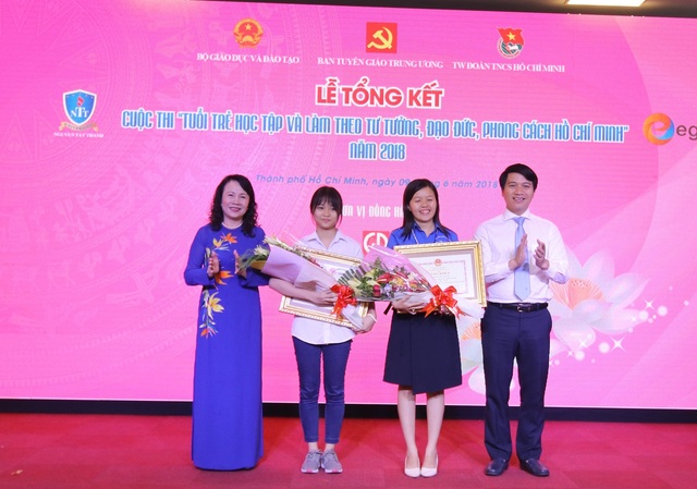 Nữ sinh lớp 11 giành giải Nhất cuộc thi học tập làm theo gương Bác - 2 Thứ trưởng Bộ GD-ĐT Nguyễn Thị Nghĩa trao giải cho 2 thí sinh xuất sắc nhất, trong đó có nữ sinh lớp 11 Nguyễn Trần Dương Thương