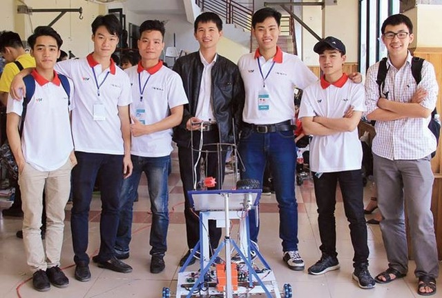 Chuyện tỷ phú bồ câu và chàng trai mê robot - 1
Phạm Lê Việt Anh (thứ 2 từ trái qua) cùng đội BK Galaxy trong một cuộc thi Robocon.