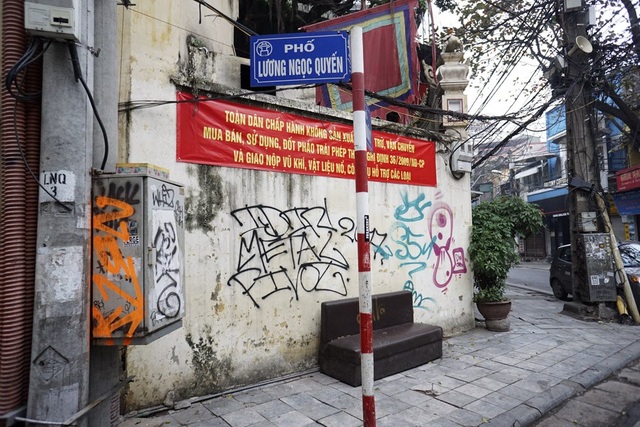 Phố cổ Hà Nội bị bôi bẩn khắp nơi bởi hình vẽ graffiti - 5
Một mảng tường của ngôi đền cổ đầu phố Lương Ngọc Quyến - Mã Mây cũng bị bôi bẩn không thương tiếc.