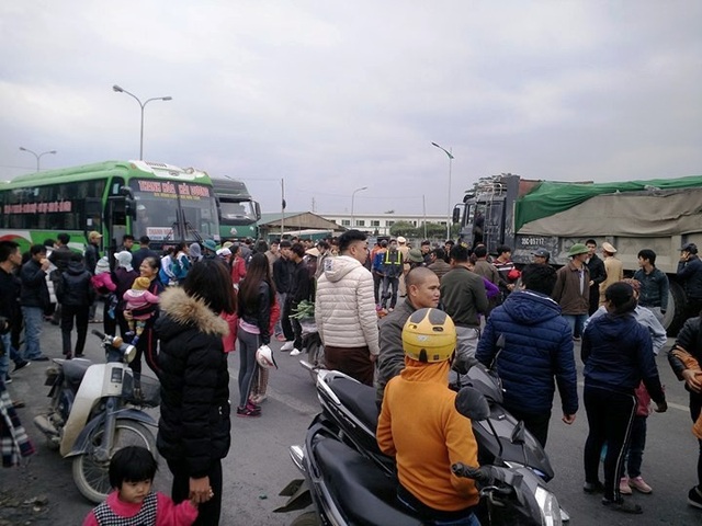 Hàng trăm người dân chặn xe phản đối chính quyền “bán” đường dân sinh - 7 Đến khi lãnh đạo phường xuống giải thích người dân mới chịu ra về, không ngăn đường và chờ buổi đối thoại với lãnh đạo địa phương.