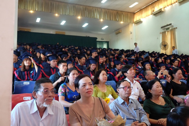 Đà Nẵng: Hơn 30 % sinh viên sư phạm tốt nghiệp loại Giỏi, Xuất sắc - 3 Phụ huynh, thầy cô cùng dự lễ trao bằng tốt nghiệp cùng các tân cử nhân