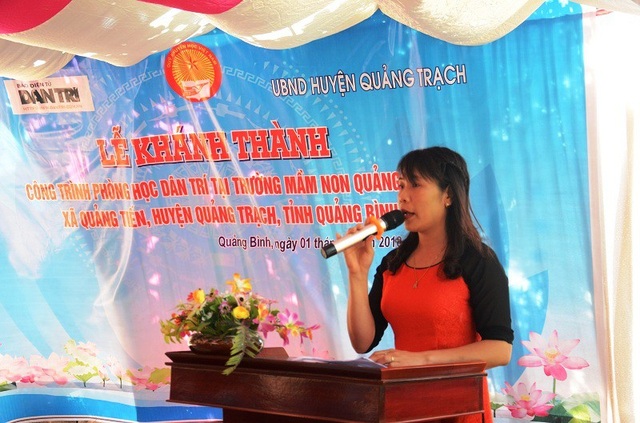 Khánh thành công trình phòng học Dân trí thứ 17 tại Quảng Bình - 4 Cô Nguyễn Thị Thanh, Hiệu trưởng Trường Mầm non Quảng Tiến phát biểu cảm ơn Báo Dân trí, Quỹ Khuyến học Việt Nam