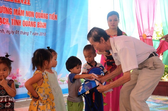 Khánh thành công trình phòng học Dân trí thứ 17 tại Quảng Bình - 9
Nhà báo Phạm Huy Hoàn, Tổng biên tập Báo Dân trí và nhà báo Phan Duy Thảo, Trưởng văn phòng đại diện Báo Dân trí khu vực Bắc miền Trung tặng học bổng và cặp sạch cho các cháu học sinh Trường Mầm non Quảng Tiến