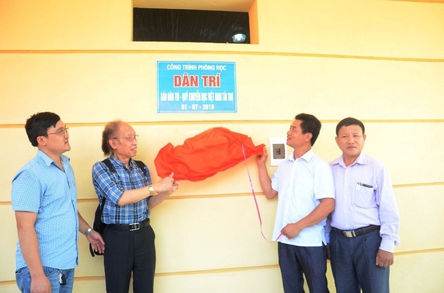 Khánh thành công trình phòng học Dân trí thứ 17 tại Quảng Bình - 10
Kéo băng biển hiệu khánh thành công trình phòng học Dân trí