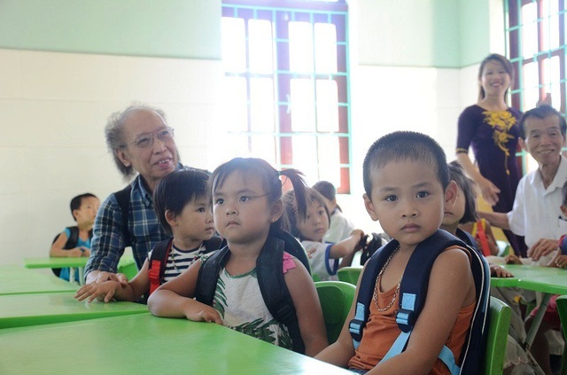Khánh thành công trình phòng học Dân trí thứ 17 tại Quảng Bình - 14
Các em học sinh Trường Mầm non Quảng Tiến vui mừng bên công trình phòng học mang tên Dân trí