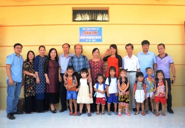 Khánh thành công trình phòng học Dân trí thứ 17 tại Quảng Bình - 12
Các đại biểu chụp ảnh kỷ niệm cùng cô trò Trường Mầm non xã Quảng Tiến