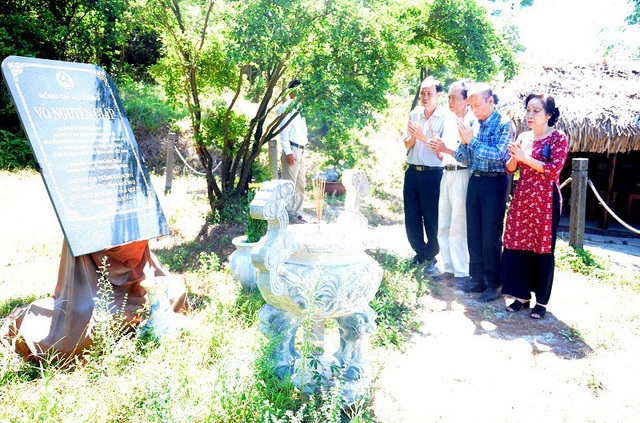 Khánh thành công trình phòng học Dân trí thứ 17 tại Quảng Bình - 7
Trước lễ khánh thành, Nhà báo Phạm Huy Hoàn, Tổng biên tập Báo Dân trí cùng đoàn đại biểu đến dâng hương, viếng mộ Đại tướng Võ Nguyên Giáp tại Vũng Chùa - Đảo Yến