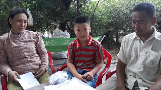 Khốn cảnh vợ bán nhà cứu chồng suy thận giai đoạn cuối - 1 Anh Nam và vợ buồn bã cho biết đã bán căn nhà đang ở để trả khoản tiền vay mượn trị bệnh cho anh suốt 5 năm qua