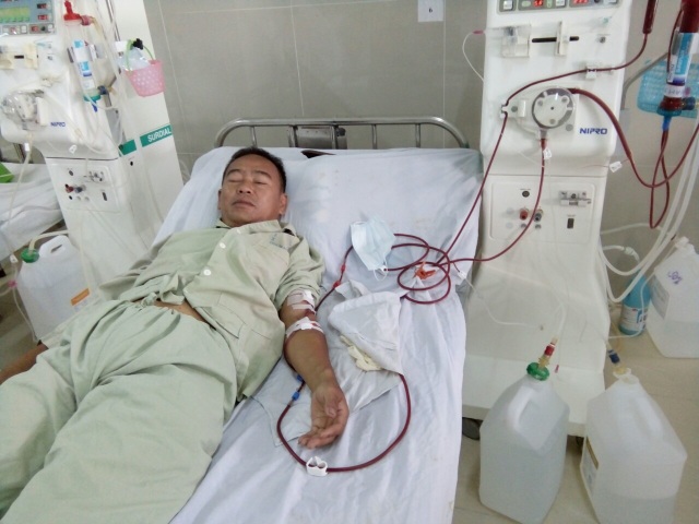 Khốn cảnh vợ bán nhà cứu chồng suy thận giai đoạn cuối - 2 Sau một thời gian điều trị tại bệnh viện Chợ Rẫy, anh Trương Thành Nam chuyển về quê chạy thận 3 lần/tuần tại bệnh viện Đa khoa Quảng Ngãi