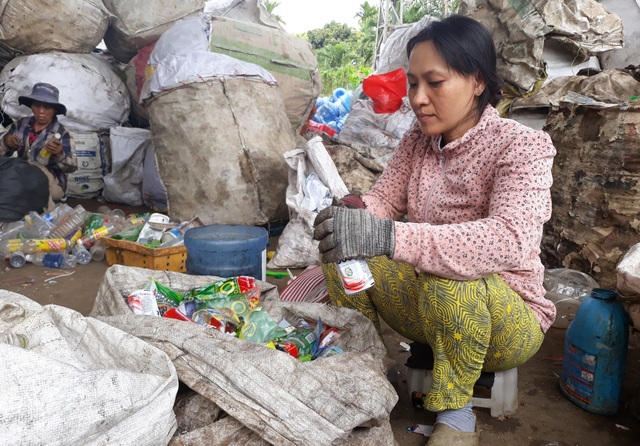 Khốn cảnh vợ bán nhà cứu chồng suy thận giai đoạn cuối - 5 Vợ anh Nam chỉ thu nhập được khoảng 100 ngàn đồng mỗi ngày từ nghề phân loại ve chai
