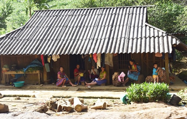 Bản Tà Dê sau cơn "bão lửa" - 5 Chỉ mới cách đây mấy ngày, tiếng súng, lửa và cả lựu đạn nổ khiến người dân hoang mang, lo sợ giờ đã thay thế bằng tiếng cười, ánh mắt tươi vui, những đứa trẻ vô tư nô đùa trong ánh nắng...