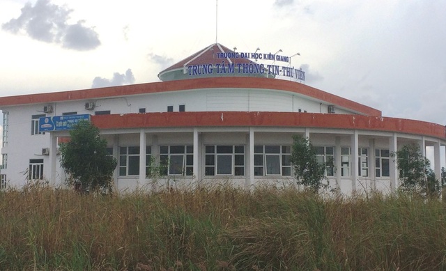 Trường Đại học Kiên Giang lên tiếng vụ 04 lớp đào tạo “chui” ở Cà Mau, Tiền Giang - 2 Xung quanh Trung tâm Thông tin và Thư Viện trường ĐH Kiên Giang cỏ mọc như thế này (ảnh chụp ngày 8/5)