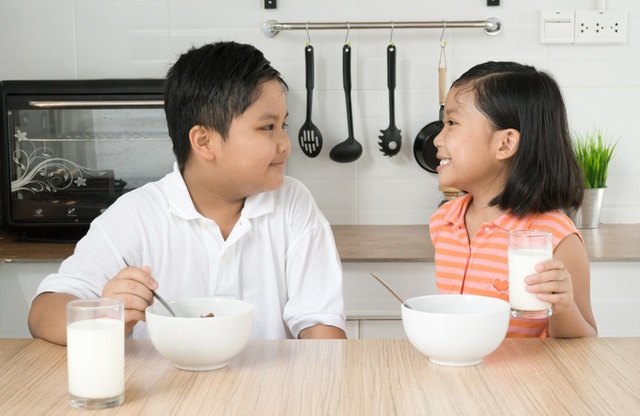 4 lưu ý giúp phát huy lợi ích của sữa tươi mẹ có biết chưa? - 1 Dùng sữa trong bữa sáng sẽ giúp hấp thụ trọn vẹn giá trị dinh dưỡng vốn có của sữa