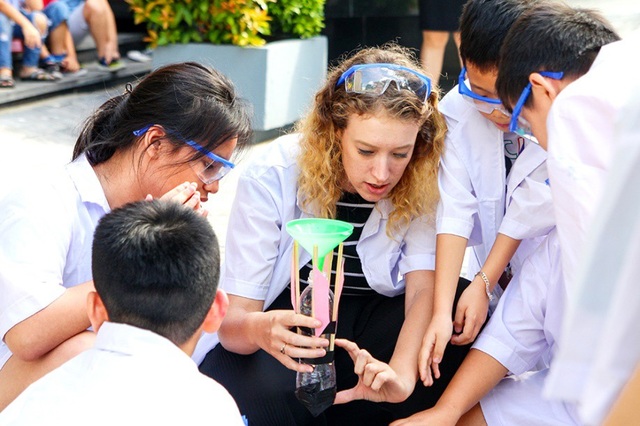 Tại sao phải gây áp lực học hành lên con trẻ? - 3
Học viên AEG khám phá nhiều điều thú vị từ những thí nghiệm thực tế.