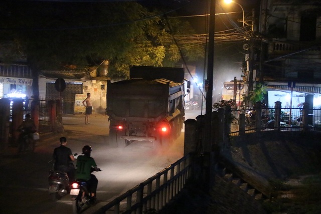 Hà Nội: Xe "khủng" bất chấp biển cấm đi qua cầu tải trọng nhỏ - 4 Hà Nội: Xe "khủng" bất chấp biển cấm đi qua cầu tải trọng nhỏ - 4