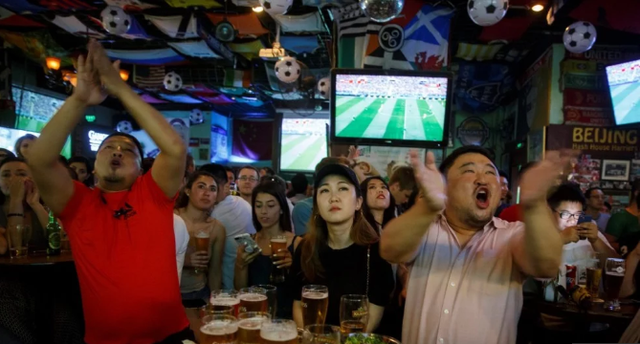 Đập tan đường dây cá độ World Cup hơn 1 nghìn tỷ đồng - 1 Người hâm mộ bóng đá Trung Quốc thường xuyên được các trang web cá độ ở nước ngoài nhắm đến. (Nguồn: Reuters)