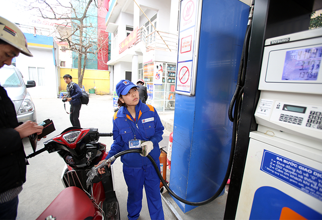 Công thức tính giá bán lẻ xăng dầu có gì thay đổi? - 1
Bộ Tài chính đưa ra mức thuế bình quân mới để tính giá xăng dầu (Ảnh minh họa)