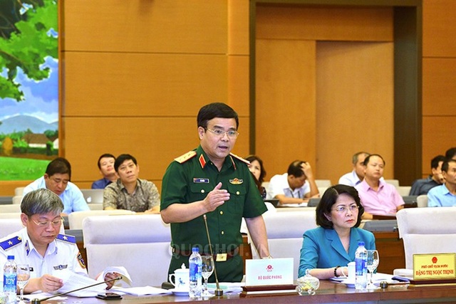 Thượng tướng Lê Chiêm - Thứ trưởng Bộ Quốc phòng báo cáo trước Thường vụ Quốc hội về dự án luật