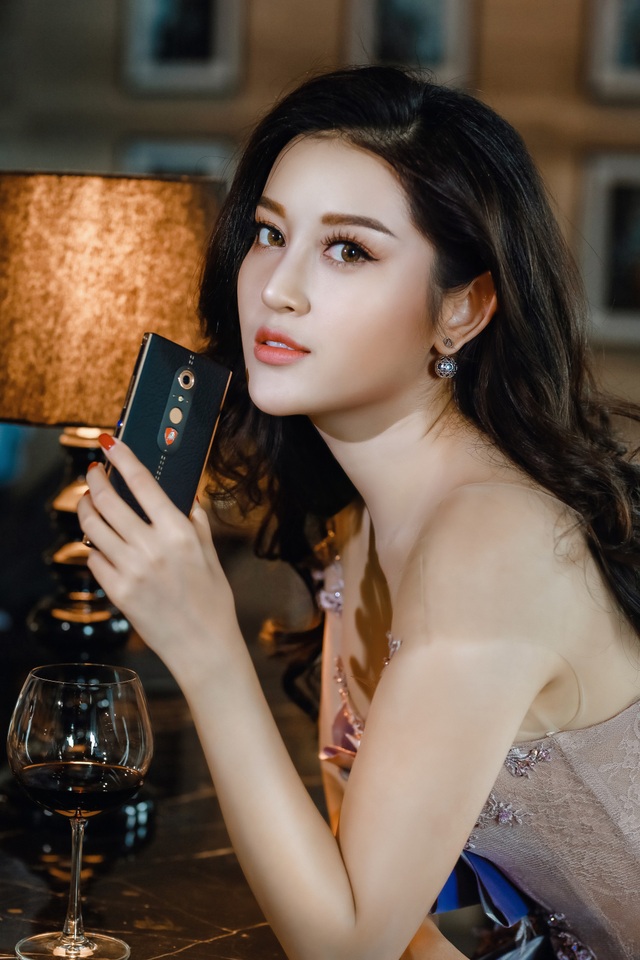 Á Hậu Huyền My bất ngờ xuất hiện bên “doanh nhân” Tonino Lamborghini - 2 Á Hậu Huyền My bất ngờ xuất hiện bên “doanh nhân” Tonino Lamborghini - 2