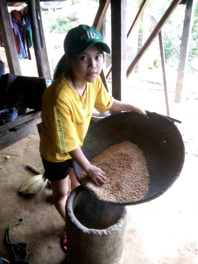 Nữ sinh Xê-đăng được 10 điểm môn GDCD: “Nhà con đi bộ 4-5 tiếng mới đến” - 3 Mỗi khi về nhà, em phụ giúp gia đình
