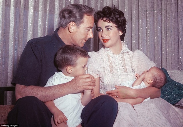 
Wilding và Taylor với 2 con (ảnh chụp năm 1956)
