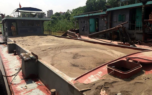 Hà Nội: Bắt quả tang 4 tàu khai thác cát trái phép - 1 Tàu khai thác cát trái phép bị bắt quả tang.
