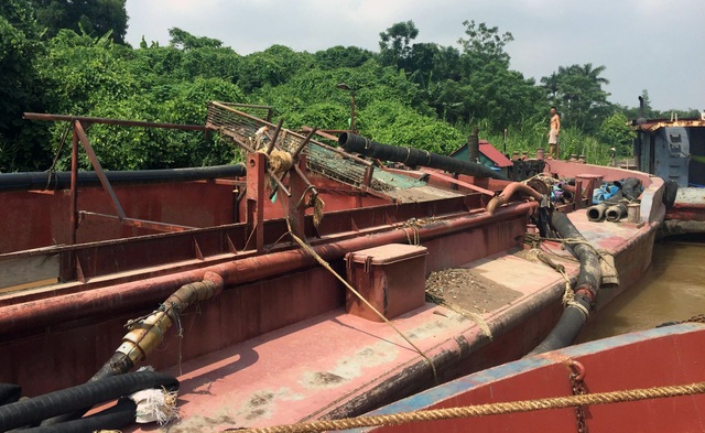 Hà Nội: Bắt quả tang 4 tàu khai thác cát trái phép - 3 Hà Nội: Bắt quả tang 4 tàu khai thác cát trái phép - 3