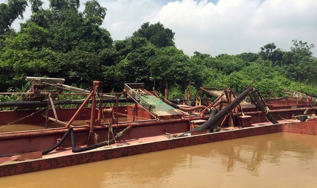 Hà Nội: Bắt quả tang 4 tàu khai thác cát trái phép - 2 Hà Nội: Bắt quả tang 4 tàu khai thác cát trái phép - 2