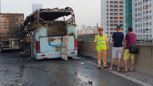 Hà Nội: Hai ô tô bốc cháy ngùn ngụt, một thai phụ tử vong - 4 Hà Nội: Hai ô tô bốc cháy ngùn ngụt, một thai phụ tử vong - 4