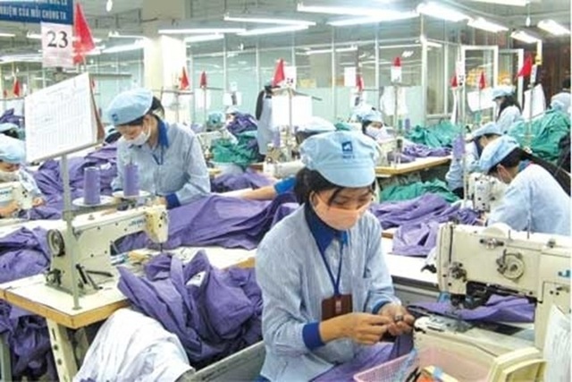 Lương- đừng mãi là cái nợ đồng lần - 1
Lương tối thiểu phải đáp ứng nhu cầu sống tối thiểu. Đó hơn cả một nguyên tắc, còn là sự công bằng đối với những người lao động đang trực tiếp tạo ra của cải vật chất.