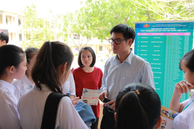 Hơn 470 thí sinh đầu tiên trúng tuyển vào Trường ĐH Khoa học xã hội và nhân văn TPHCM - 1
Thí sinh tìm hiểu thông tin tuyển sinh vào trường ĐH Khoa học xã hội và nhân văn TPHCM năm nay (ảnh Nhân văn)