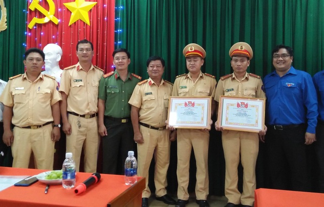 Tuyên dương CSGT mở đường, vượt dòng xe đưa cháu bé đi cấp cứu - 2 Thượng úy Vũ Đình Nam và Trung úy Đoàn Tấn Phú nhận Bằng khen của Thành đoàn TPHCM