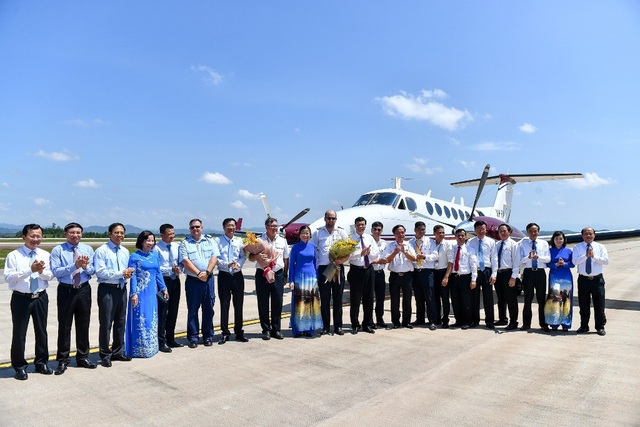 Chuyến bay đầu tiên hạ cánh xuống Cảng hàng không quốc tế Vân Đồn - 6 Lãnh đạo tỉnh Quảng Ninh tặng hoa phi công hoàn thành chuyến bay