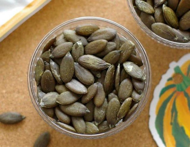 Hạt bí xanh, hàng hiếm 6 triệu đồng/kg: Nhà có điều kiện, ăn vặt vui mồm - 1
Một số cửa hàng đang rao bán hạt bí xanh Nhật Bản với giá lên tới 6 triệu đồng/kg
