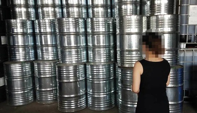 Trung Quốc bị tố thải chất hủy hoại tầng ozone - 1
Nhân viên nhà máy hóa chất Dacheng Desheng kiểm tra các thùng chứa CFC-11 Ảnh: PLASTIC TODAY