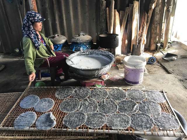 Làng nghề bánh đa ở xứ Nghệ vẫn luôn đỏ lửa giữa trời nắng 40 độ C - 2 Để có những chiếc bánh con, bà con chọn loại gạo khang dân 18, nêm thêm gia vị : tiêu, tỏi thêm 1 chút muối. Mang đặc trưng rất riêng. Ảnh: Mỹ Hà