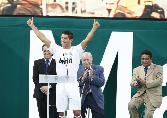 Những khoảnh khắc đẹp nhất của C.Ronaldo ở Real Madrid - 1
Năm 2009, C.Ronaldo chuyển tới thi đấu cho Real Madrid với mức phí kỷ lục 80 triệu bảng. Anh rạng rỡ ra mắt Real Madrid dưới sự chứng kiến của hai tiền bối Di Stéfano và Eusebio