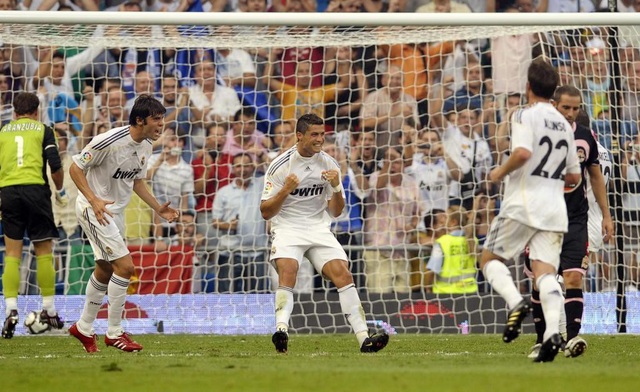 Những khoảnh khắc đẹp nhất của C.Ronaldo ở Real Madrid - 2
C.Ronaldo ghi bàn thắng đầu tiên cho Real Madrid vào ngày 26/8/2009