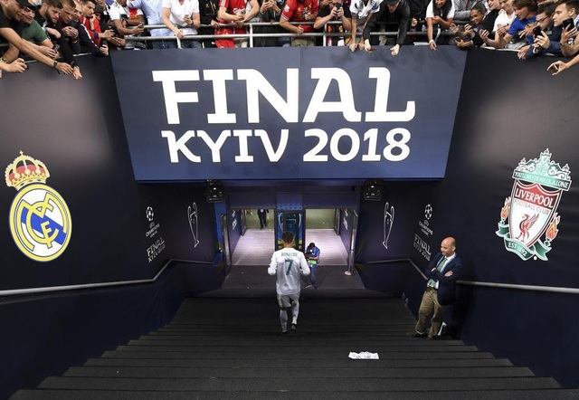 Những khoảnh khắc đẹp nhất của C.Ronaldo ở Real Madrid - 10
Khoảnh khắc đẹp cuối cùng của C.Ronaldo ở Real Madrid sau trận chung kết Champions League 2017/18. Anh đã rời khỏi Real Madrid với vị thế của người hùng, huyền thoại sống của CLB