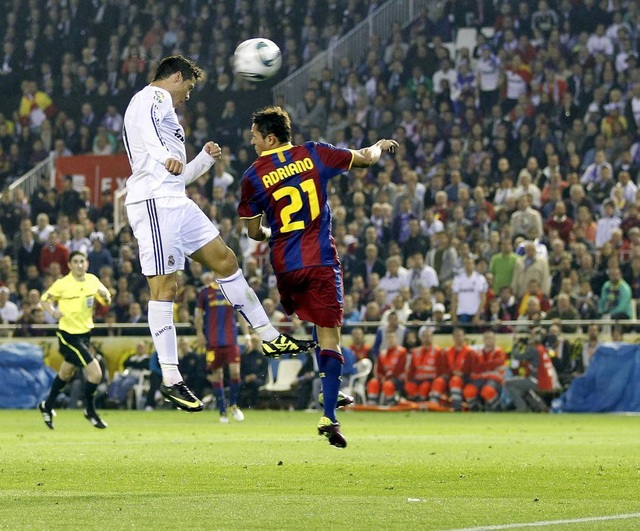 Những khoảnh khắc đẹp nhất của C.Ronaldo ở Real Madrid - 3
C.Ronaldo ghi bàn thắng ở hiệp phụ vào lưới Barcelona, giúp Real Madrid giành chức vô địch cúp nhà Vua năm 2011. Đây là danh hiệu đầu tiên của CR7 cùng Real Madrid